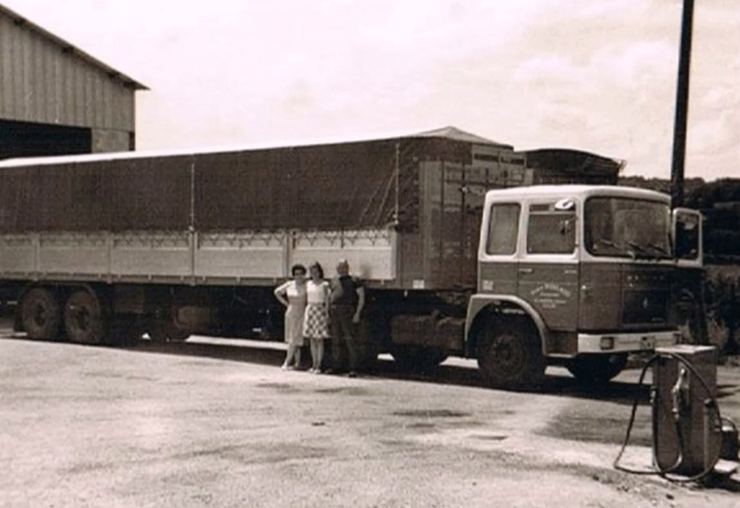 Camion ancien Roulaud : entreprise familiale de transport routier